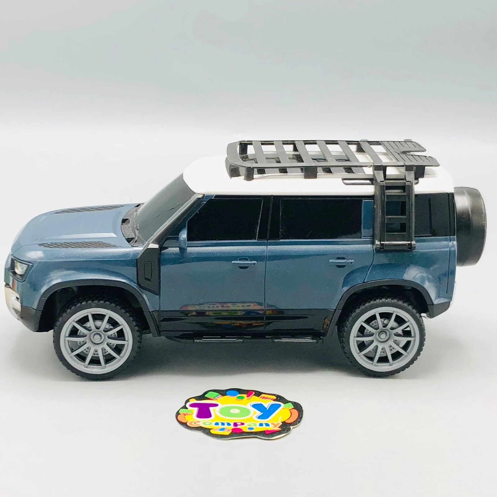 1:16 RC Land Rover Defender Vehicle - Image 4
