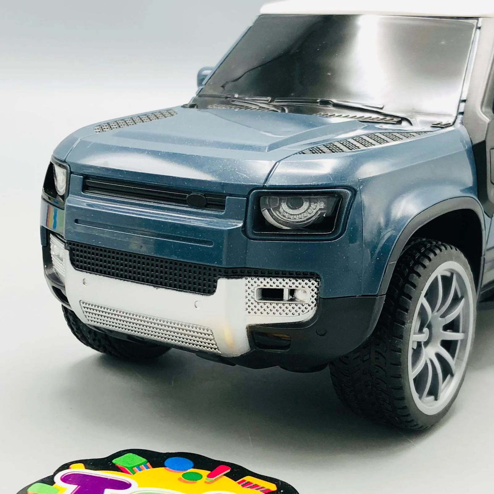 1:16 RC Land Rover Defender Vehicle - Image 5