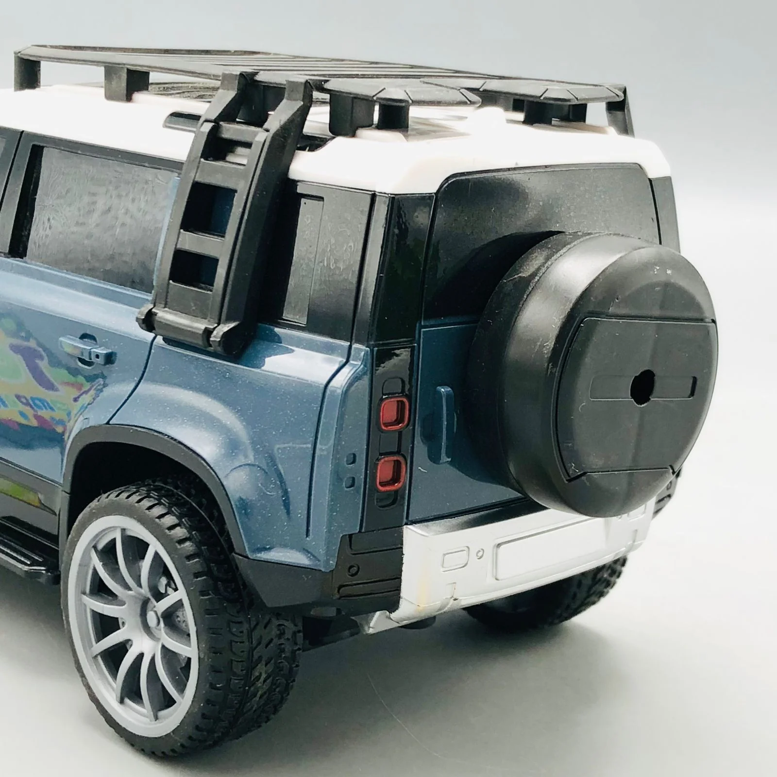 1:16 RC Land Rover Defender Vehicle - Image 6