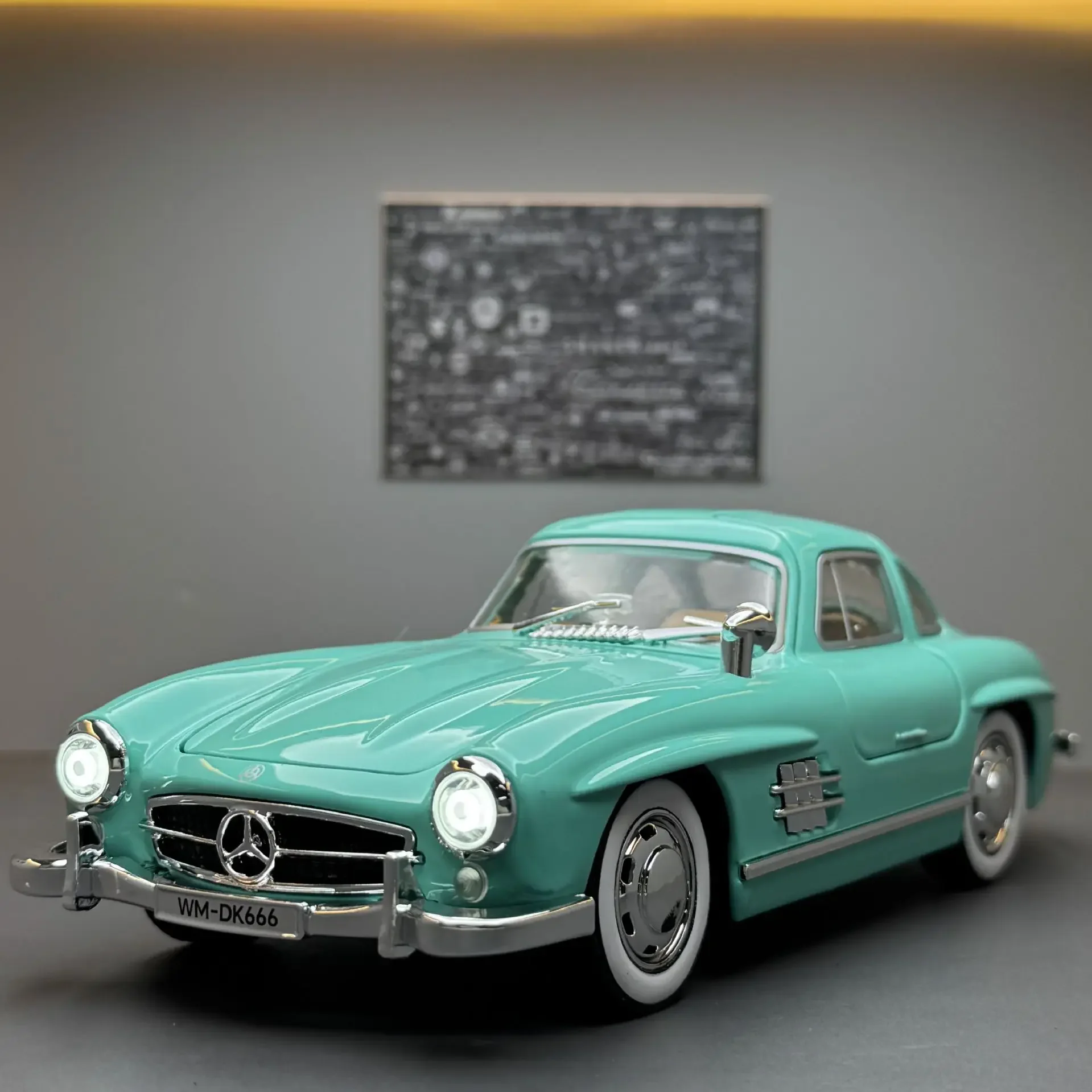 1:22 Diecast Mercedes Benz 300SL Model Car - Image 2