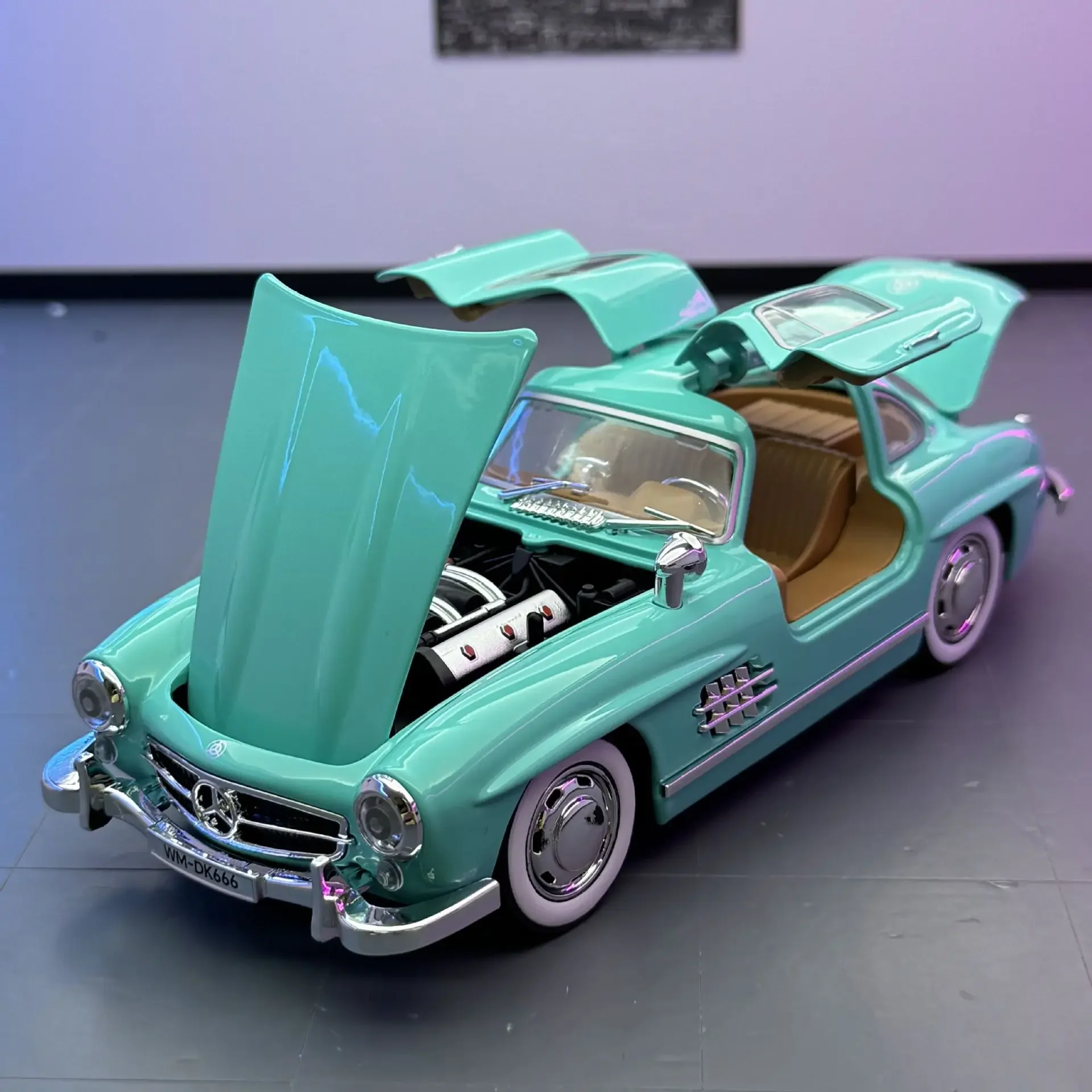 1:22 Diecast Mercedes Benz 300SL Model Car - Image 6
