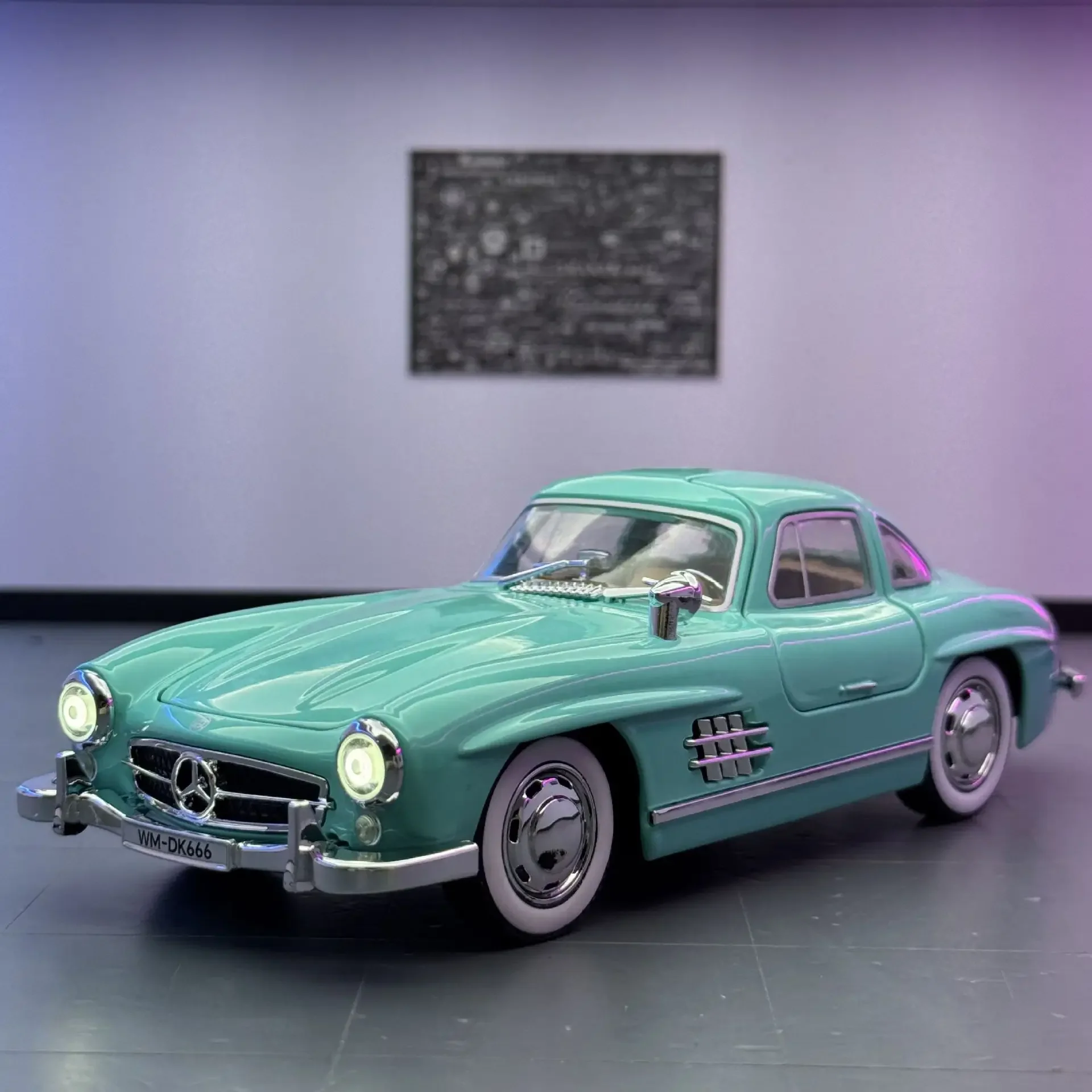 1:22 Diecast Mercedes Benz 300SL Model Car - Image 7