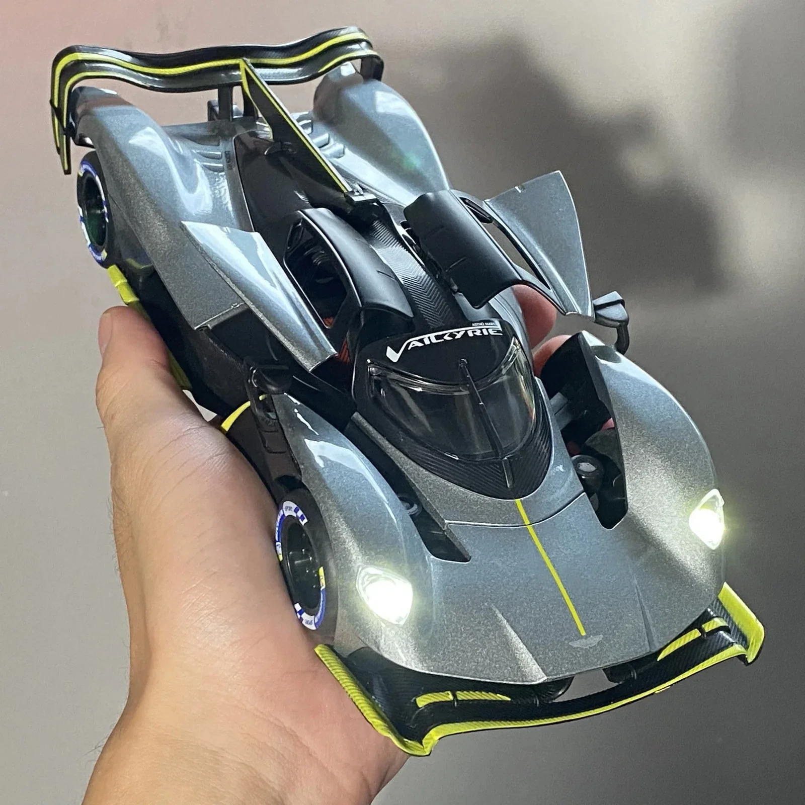 1:24 Diecast Aston Martin Valkyrie AMR Pro Model Car - Image 2