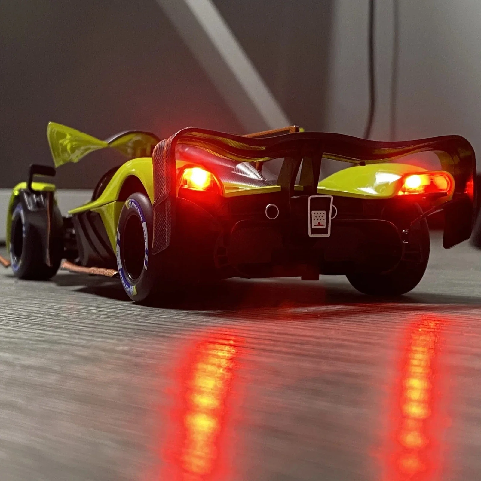 1:24 Diecast Aston Martin Valkyrie AMR Pro Model Car - Image 5