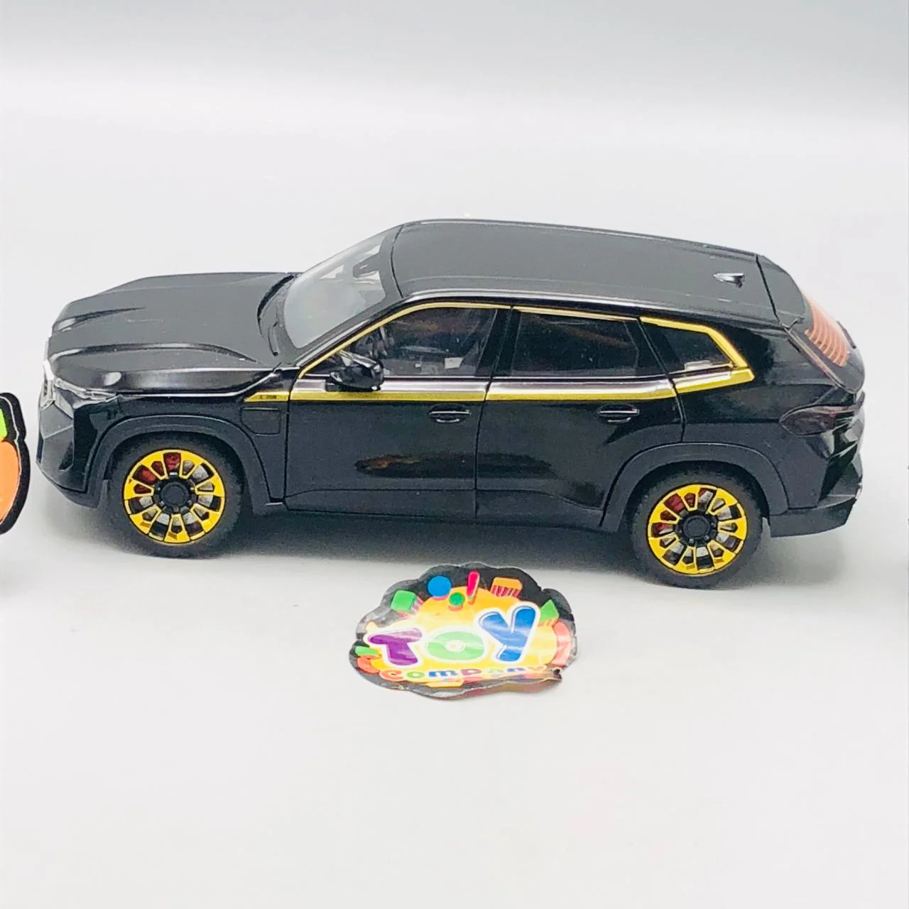 1:24 Diecast BMW XM Latest Model Car With Smoke - Image 3
