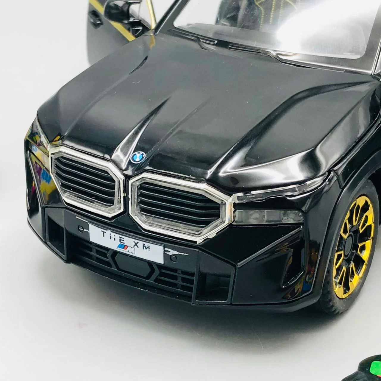 1:24 Diecast BMW XM Latest Model Car With Smoke - Image 4