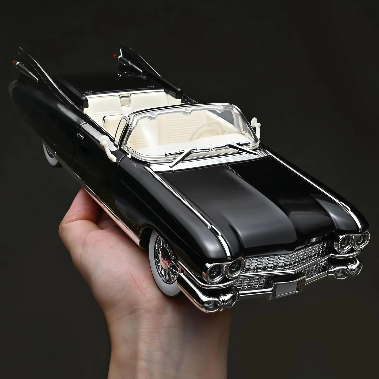 1:24 Diecast Cadillac Eldorado Model Car With Smoke - Image 5