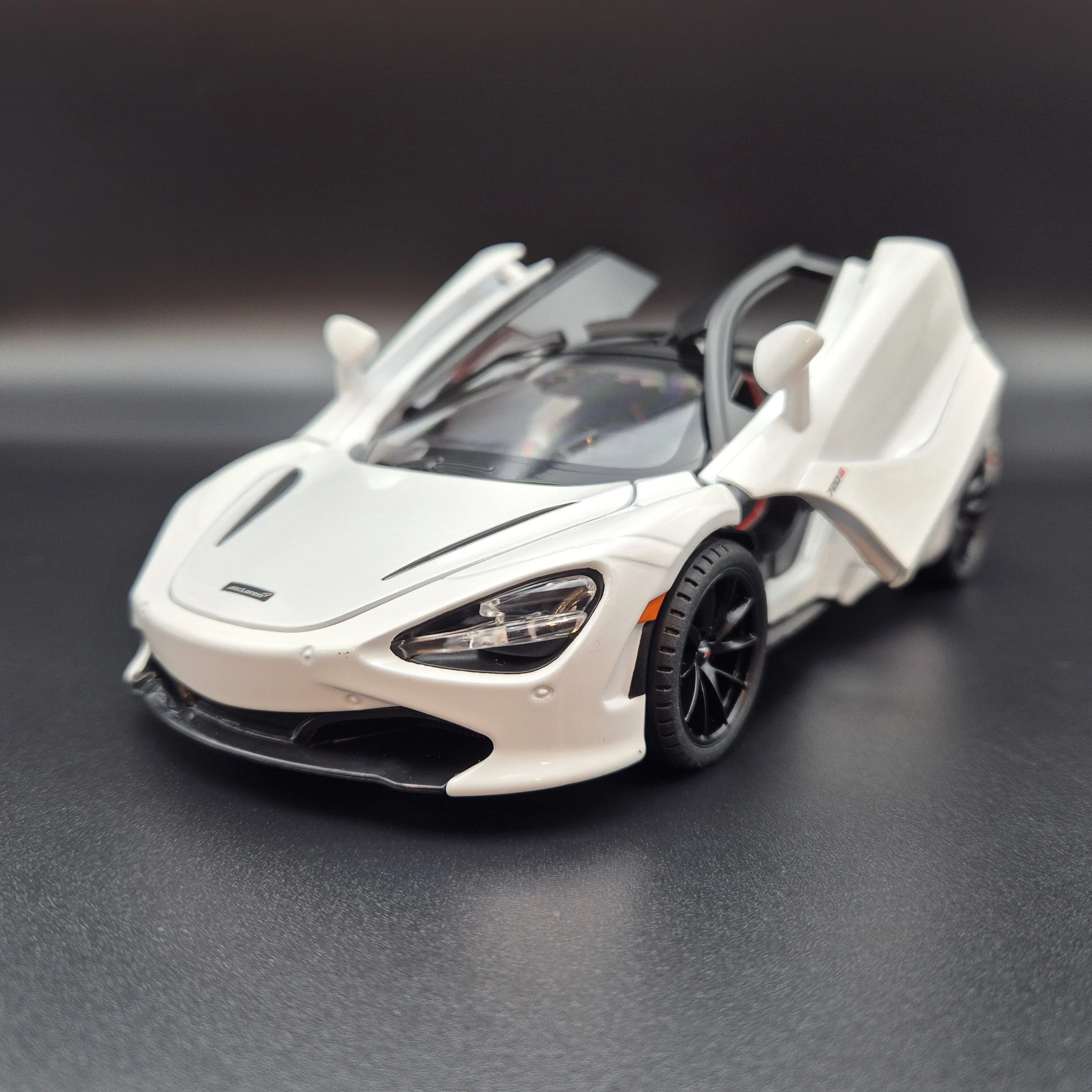 1:24 Diecast McLaren 720S Model Car With Smoke - Image 7