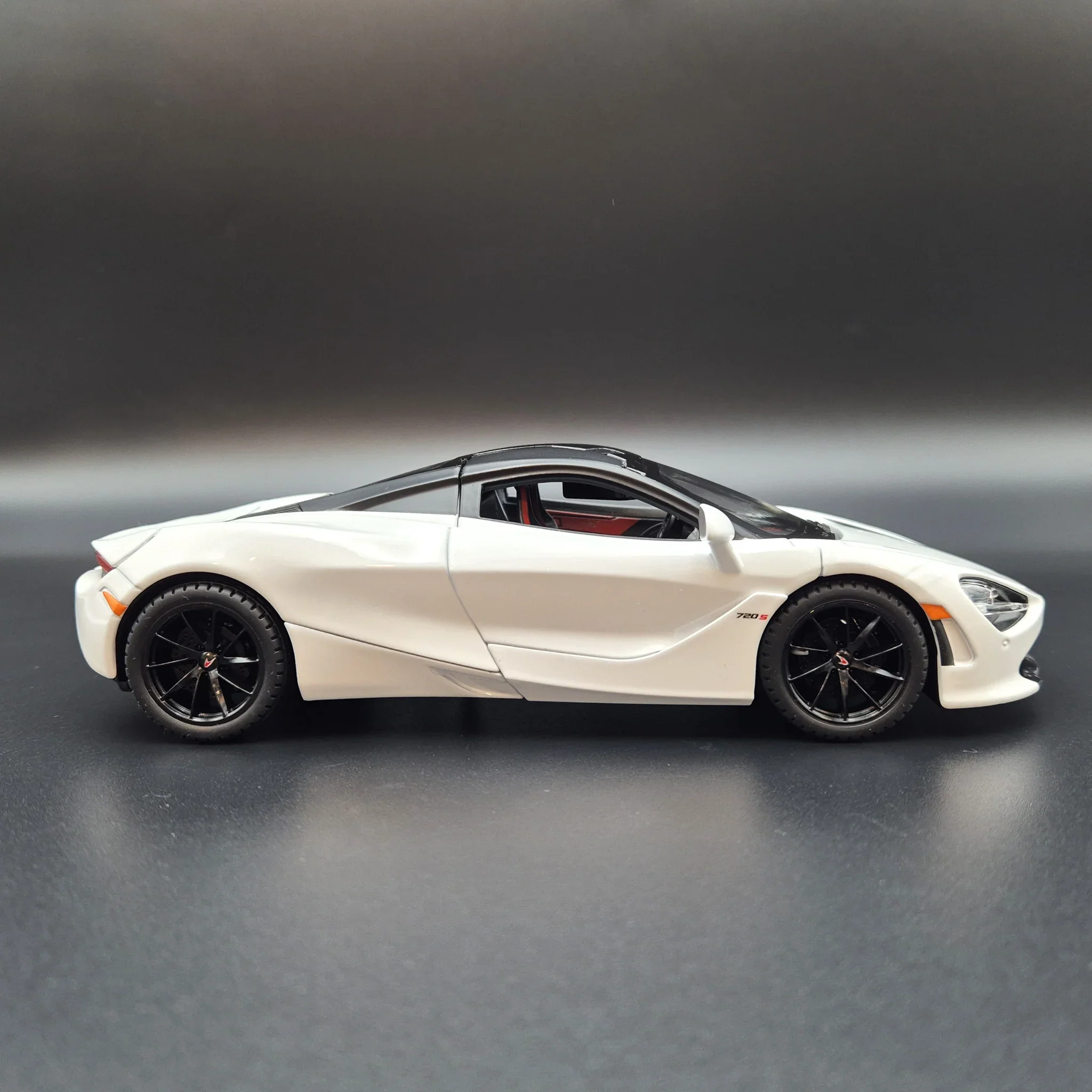1:24 Diecast McLaren 720S Model Car With Smoke - Image 9