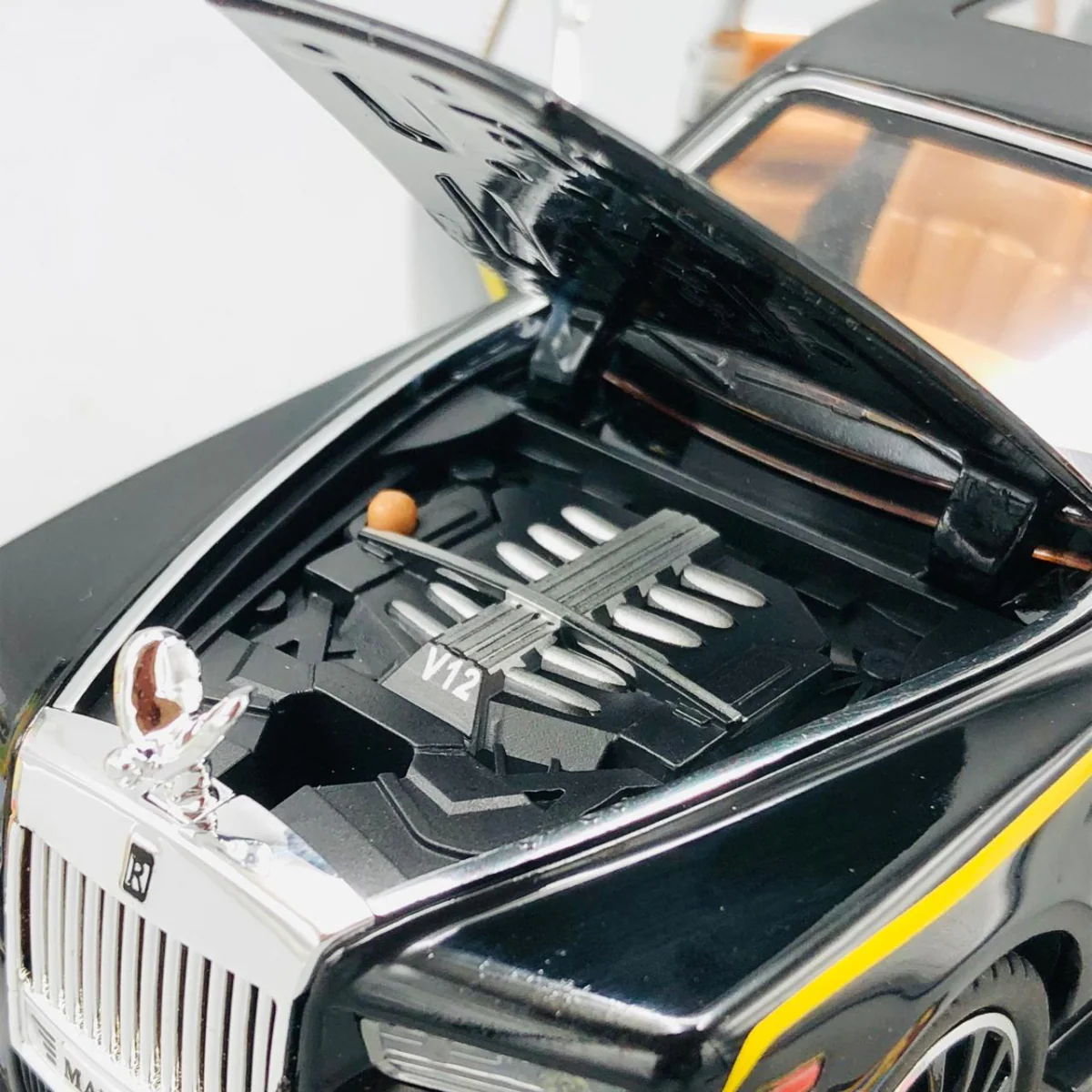 1:24 Diecast Rolls Royce Mansory Model Car - Image 4