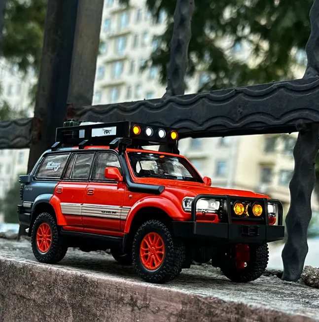 1:24 Diecast Toyota Land Cruiser LC80 - Image 9