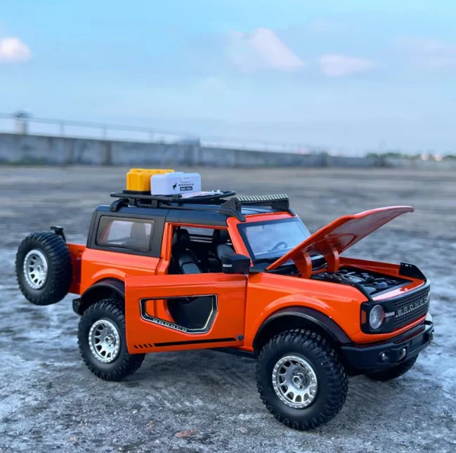 1:32 Diecast Ford Bronco Lima Model With Miniature - Image 4