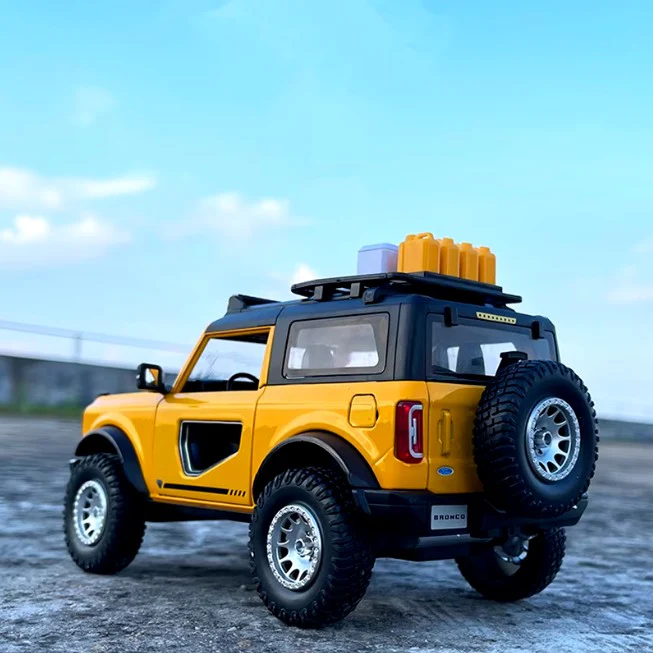 1:32 Diecast Ford Bronco Lima Model With Miniature - Image 5