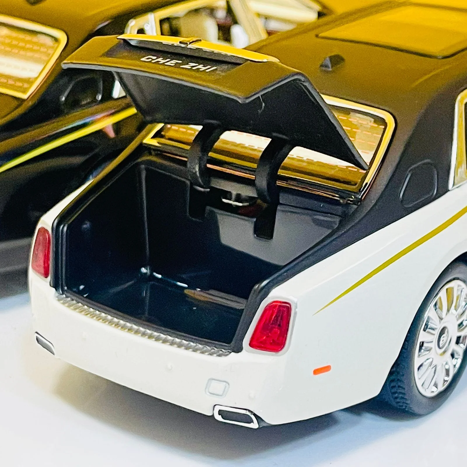 1:24 Scale Diecast Rolls Royce Phantom Mansory - Image 10