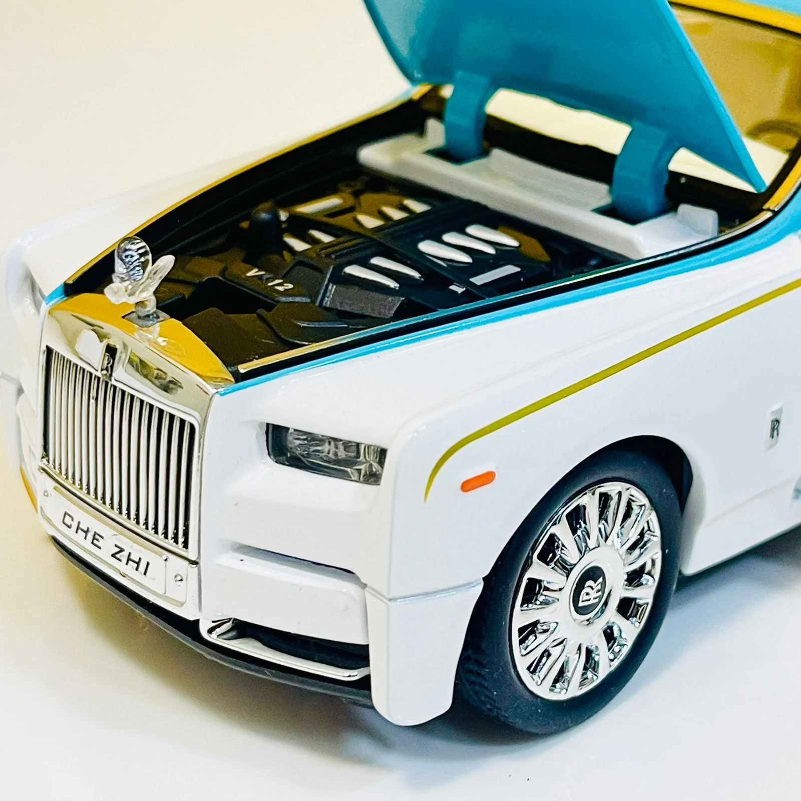 1:24 Scale Diecast Rolls Royce Phantom Mansory - Image 11