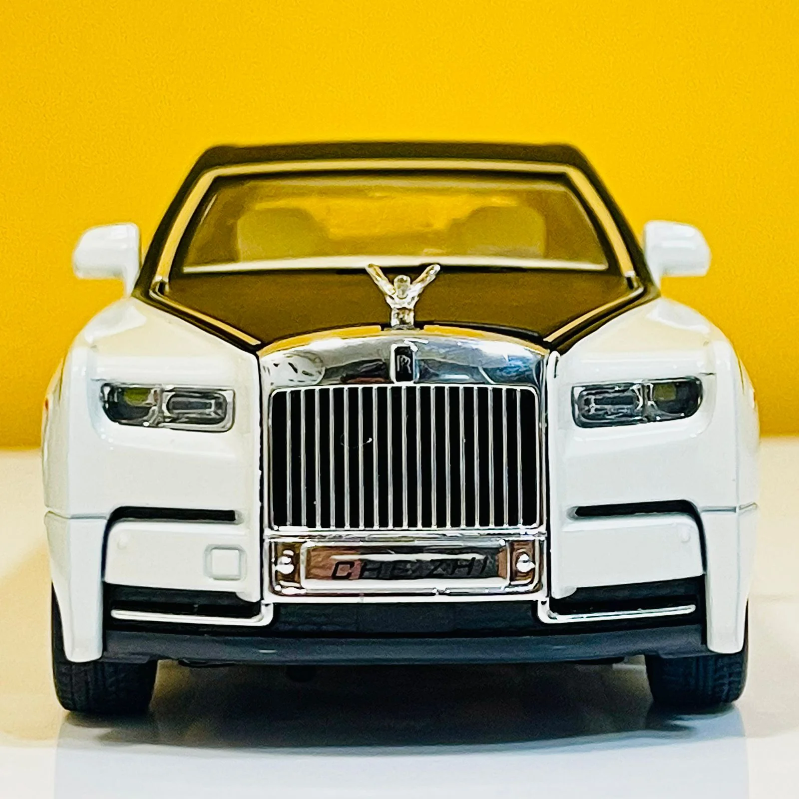 1:24 Scale Diecast Rolls Royce Phantom Mansory - Image 12