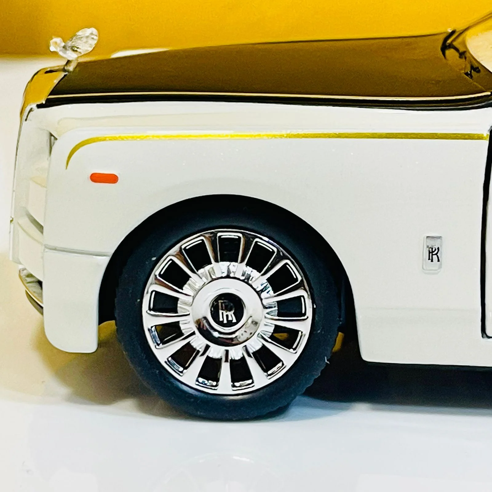 1:24 Scale Diecast Rolls Royce Phantom Mansory - Image 7