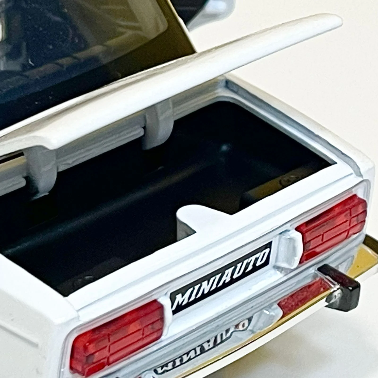 1:24 Scale Vintage Diecast Russian LADA - Image 5