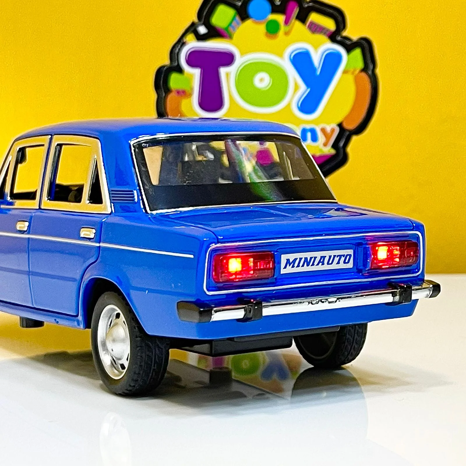1:24 Scale Vintage Diecast Russian LADA - Image 6