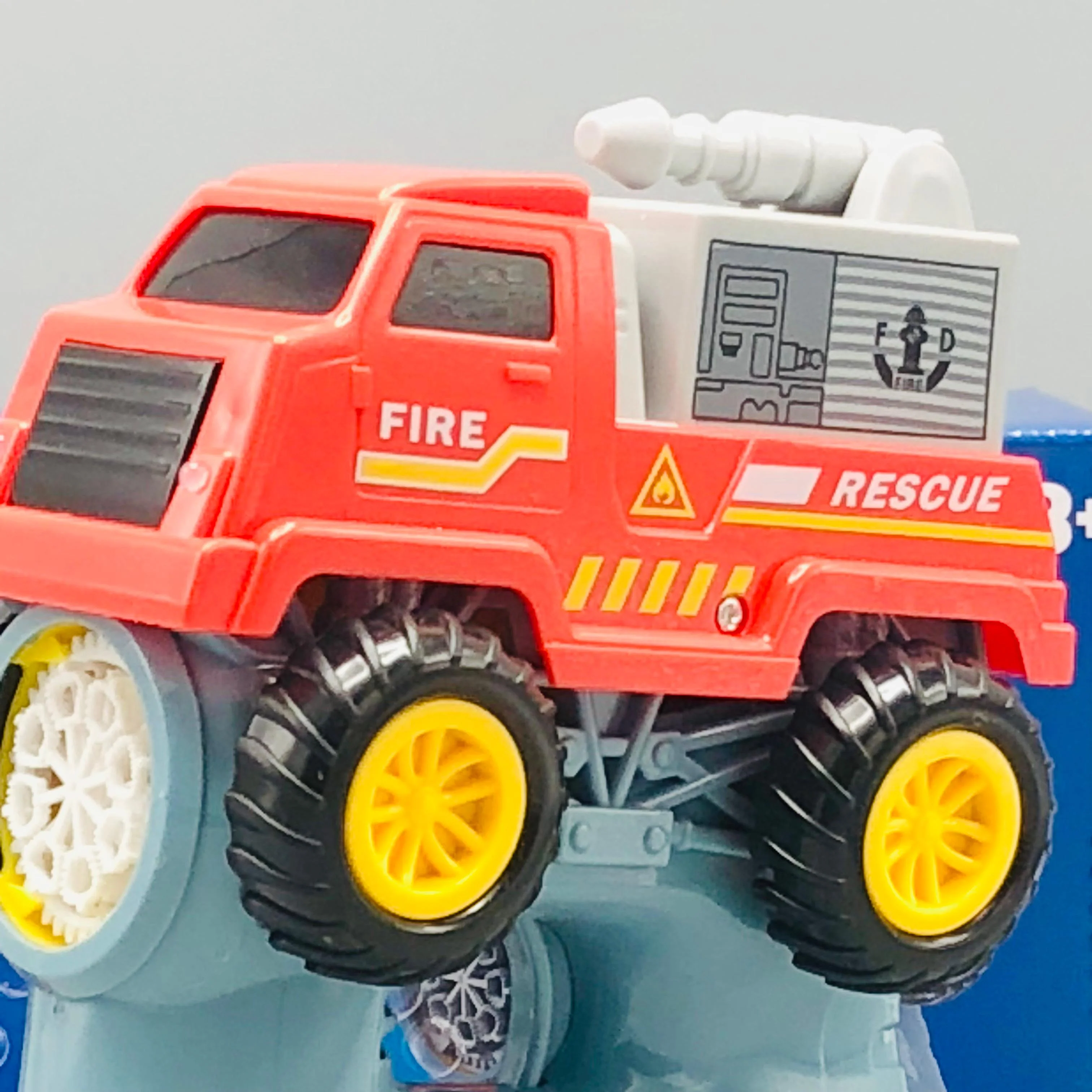 8 Holes Car Themed Colorful Bubble Gun - Image 3