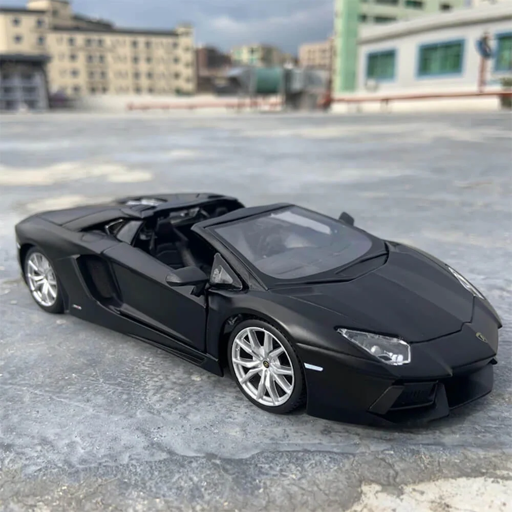 Maisto 1:24 Aventador Roadster Model - Image 4