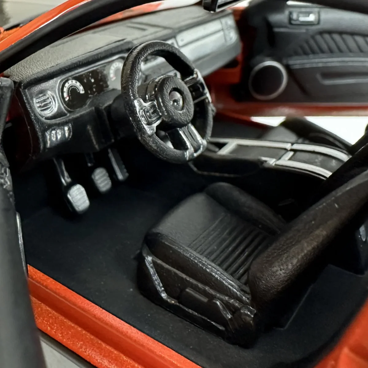 Maisto 1:24 Ford Mustang Boss 302 Model - Orange - Image 3